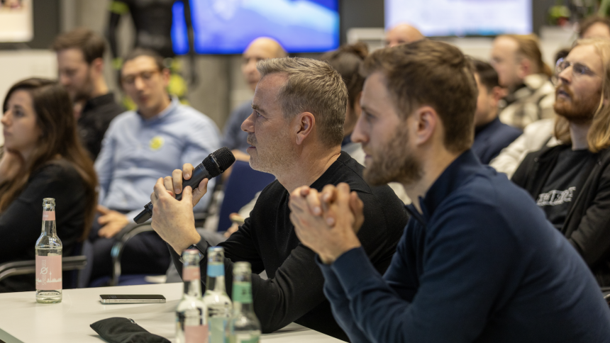 panel of deep tech investors giving startups feedback